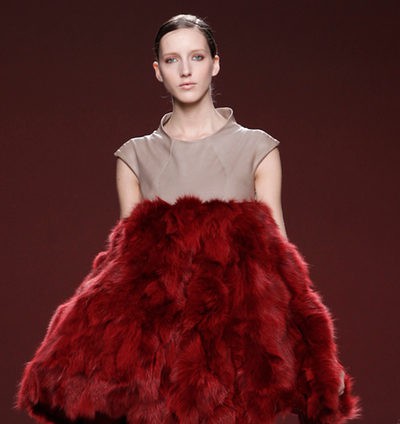 Colores monocromo y aires 'New Look' en el desfile de Amaya Arzuaga de la Fashion Week Madrid