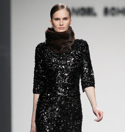 La sobriedad y el minimalismo vienen de la mano de Ángel Schlesser en la Fashion Week Madrid