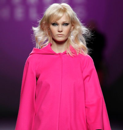 Cuero negro y pedrería empolvada en el desfile de Teresa Helbig en la Fashion Week Madrid