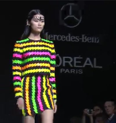 María Escoté sube un mix de flúor y print animal sobre la Fashion Week Madrid