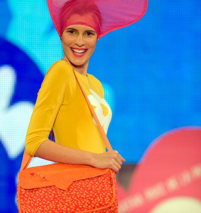 Los colores de Agatha Ruiz de la Prada llegan a México en forma de bolsos y maletas