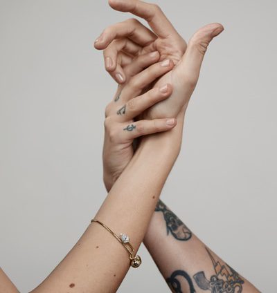 El amor se encuentra en las joyas de la colaboración de &Other Stories y Faux/Real para San Valentín