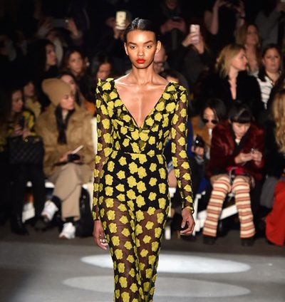 Christian Siriano evoca a una estética apagada y cargada de grises para otoño/invierno 2016/2017