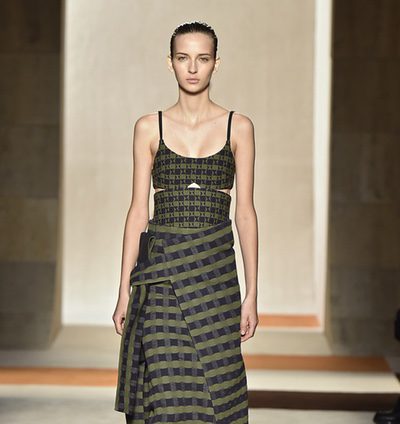 Victoria Beckham, un desfile austero y sofisticado plagado de rayas para otoño/invierno 2016/2017