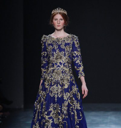 Las princesas de Marchesa desfilan con brillos y pomposidad para otoño/invierno 2016/2017
