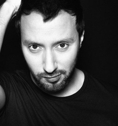 Anthony Vaccarello presenta su primera campaña como director creativo de Saint Laurent