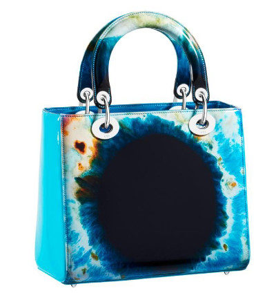 Dior presenta una edición limitada de los 'Lady Dior' diseñada por Marc Quinn
