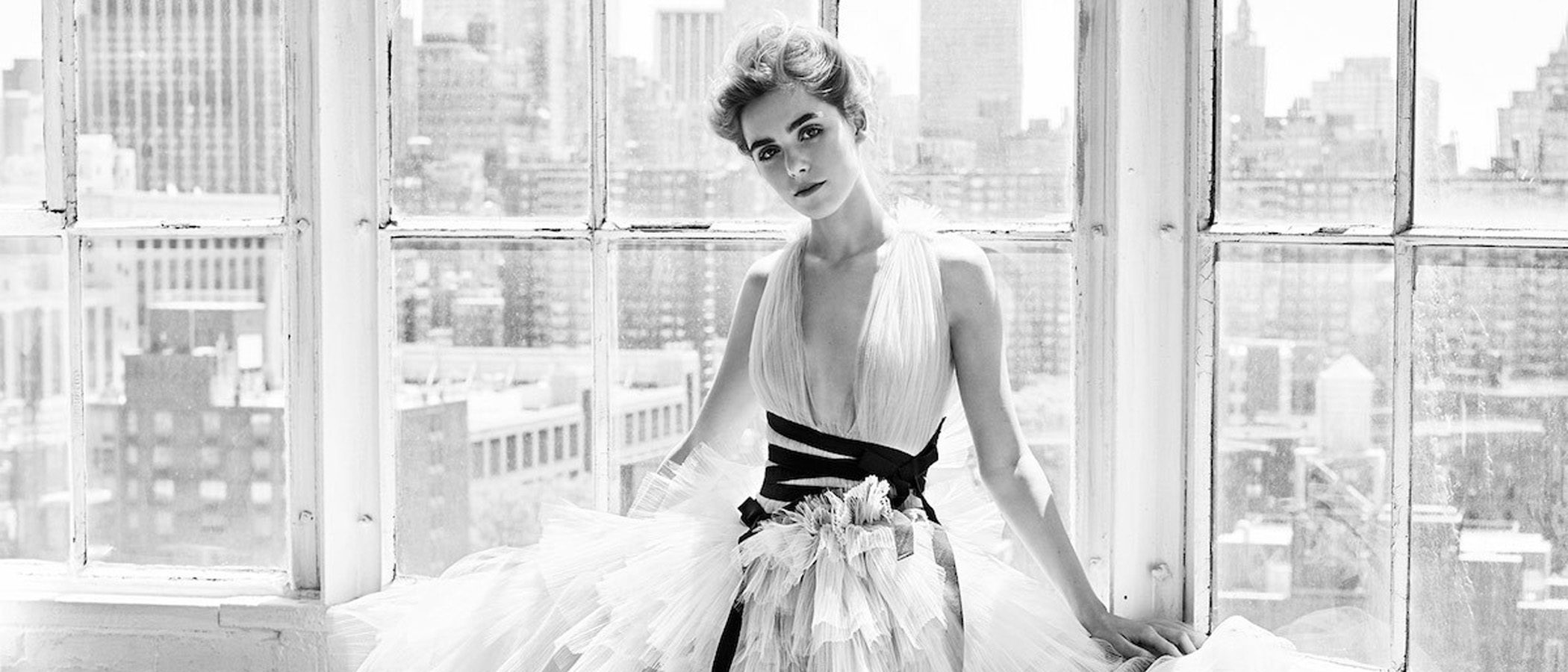 Carolina Herrera celebra su 35 aniversario con Kiernan Shipka como embajadora de su última campaña