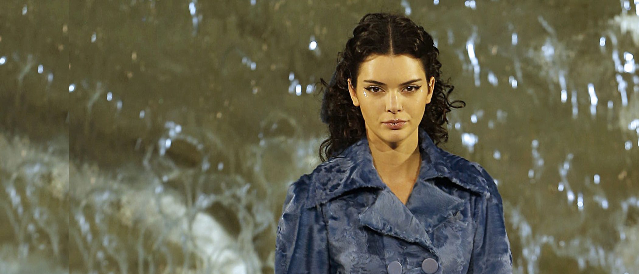 Fendi presenta su colección 'Legends & Fairy Tales' sobre la Fontana Di Trevi de Roma