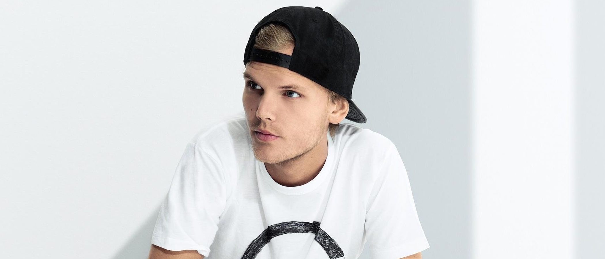 H&M sorprende con una colección para verano 2016 con Avicii como protagonista