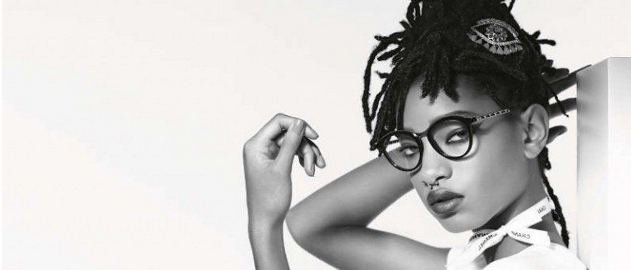 Willow Smith evoca el espíritu chic urbanita para la colección de otoño/invierno de gafas de sol de Chanel
