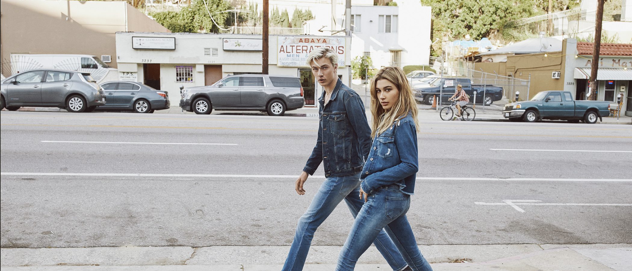 Hailey Baldwin y Lucky Blue Smith conquistan Los Ángeles con la colección Hilfiger Denim