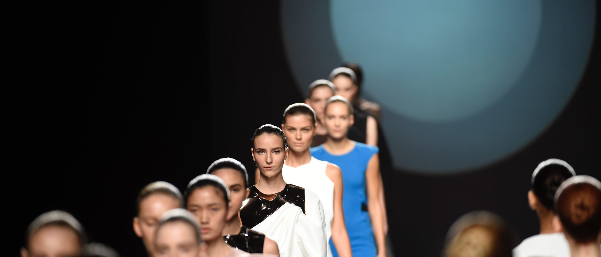 Transparencias y volúmenes en la colección primavera/verano 2017 de Amaya Arzuaga en la Madrid Fashion Week