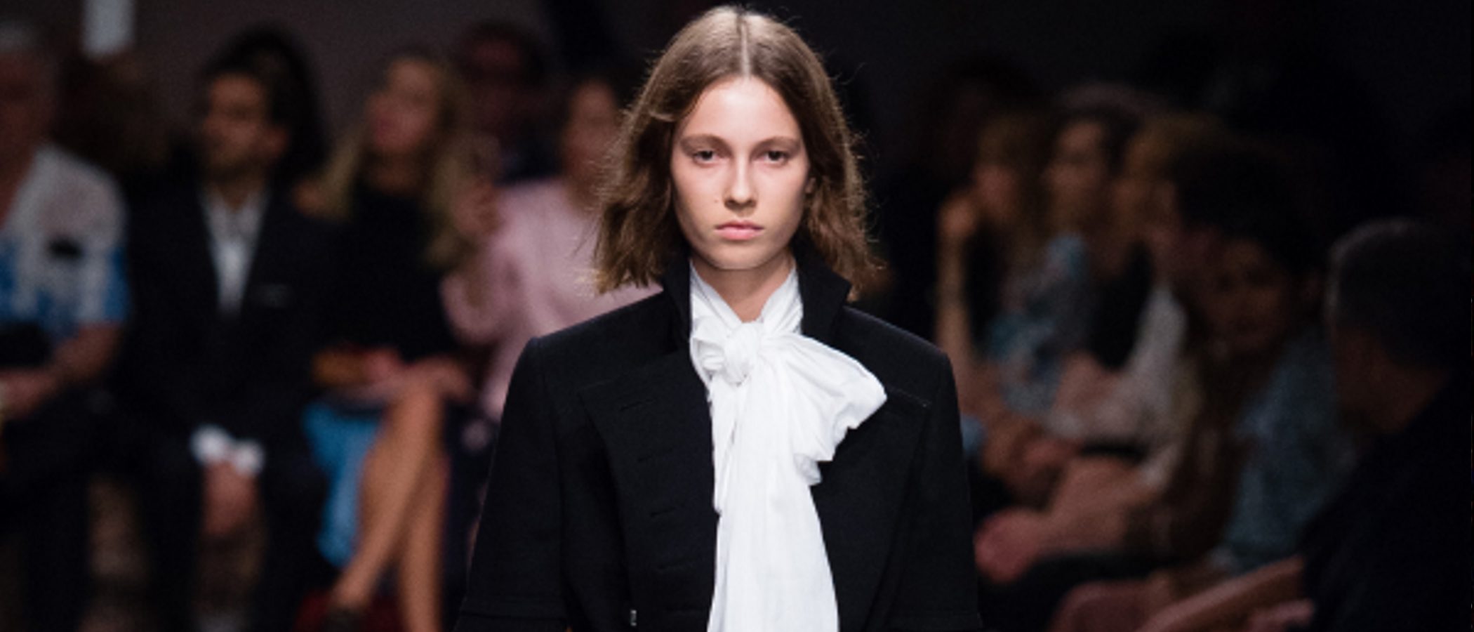 Burberry insiste en el estilo rococo con aires mosqueteros en su colección primavera/verano 2017