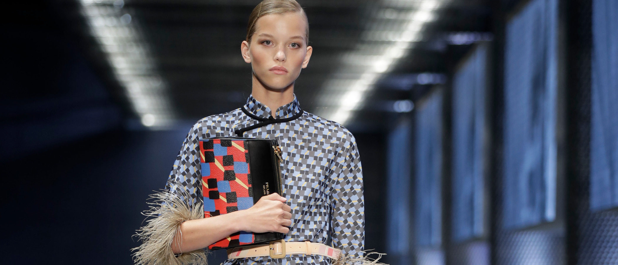 Retro años 70 y chanclas son la apuesta de Prada para la colección primavera/verano 2017 en Milán Fashion Week