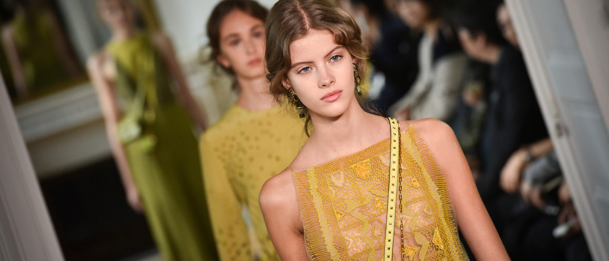Valentino evoca el arte clásico en su colección primavera/verano 2017 para París Fashion Week