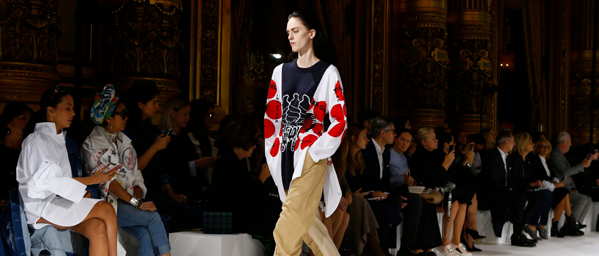 La comodidad y la fuerza femenina de Stella McCartney para la colección primavera/verano 2017 en París Fashion Week
