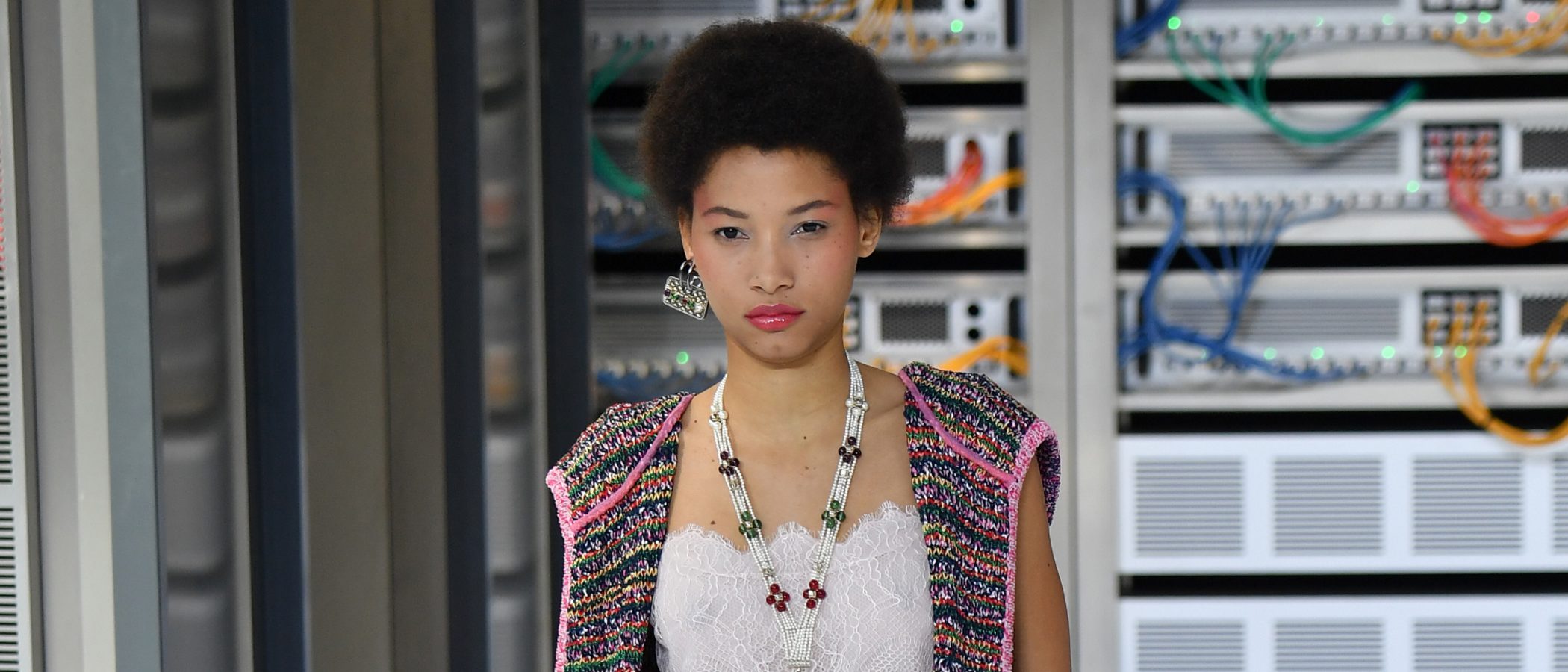'Big Data Center': Chanel apuesta por una atomósfera millennial en su colección primavera/verano 2017