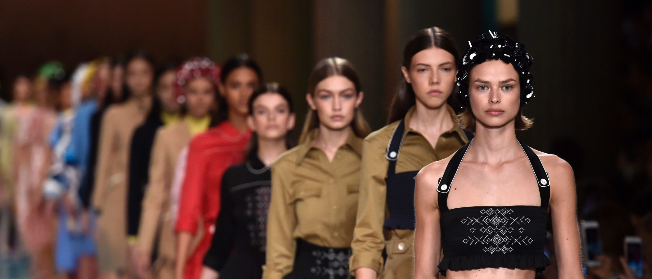 Barrido de colores: Miu Miu desplega su espíritu sesentero a través de su colección primavera/verano 2017