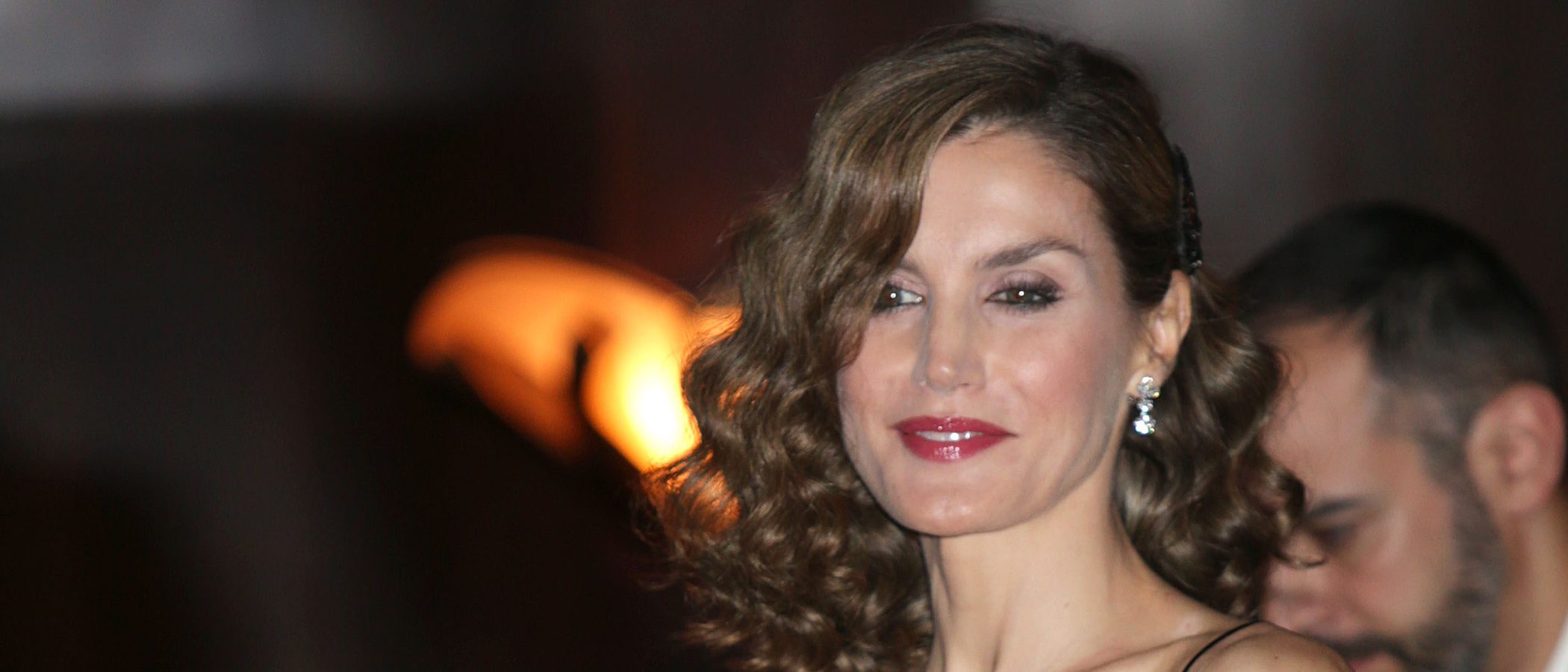 La Reina Letizia apuesta sobre seguro y brilla con su Felipe Varela en los Princesa de Asturias 2016