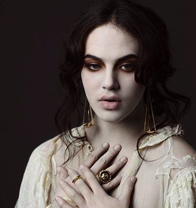 Jessica Brown-Findlay, de 'Downton Abbey', protagoniza una fantasmagórica campaña de joyería