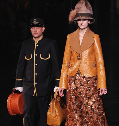 Louis Vuitton y Elie Saab cierran la Semana de la Moda de París con elegancia del pasado y del futuro