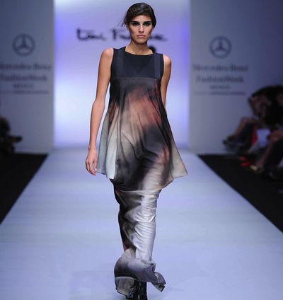 El diseñador catalán Toni Francesc desfila en la Fashion Week México