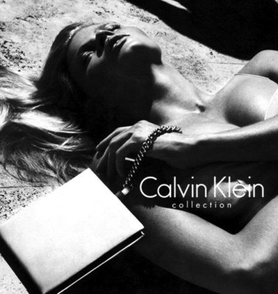 Lara Stone protagoniza una campaña cargada de sexualidad para Calvin Klein