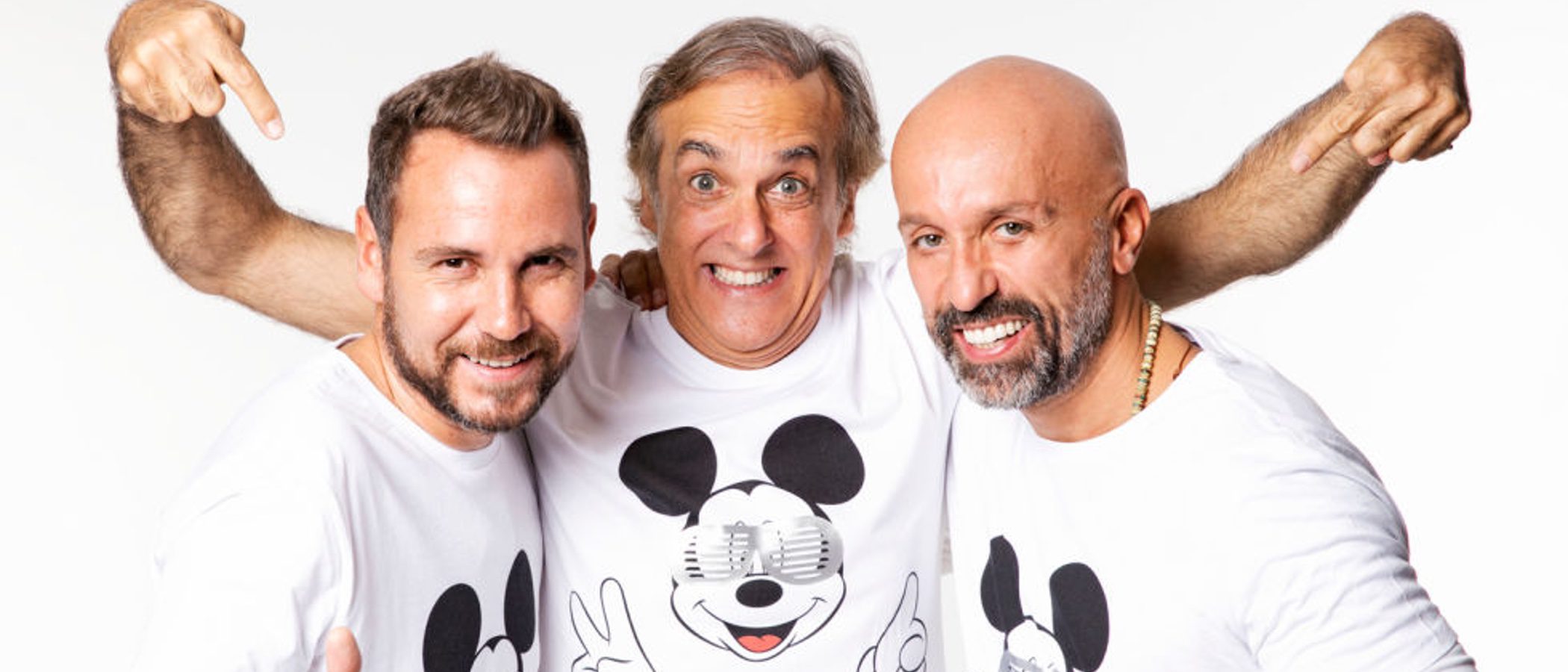 Alvarno diseña una camiseta solidaria protagonizada por Mickey Mouse y muchas celebrities