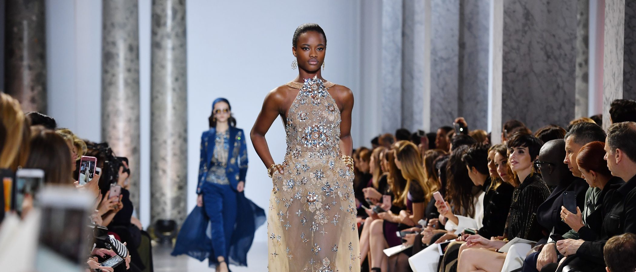 La esencia exótica de Oriente Medio envuelve al desfile de Elie Saab en la Semana de la Alta Costura