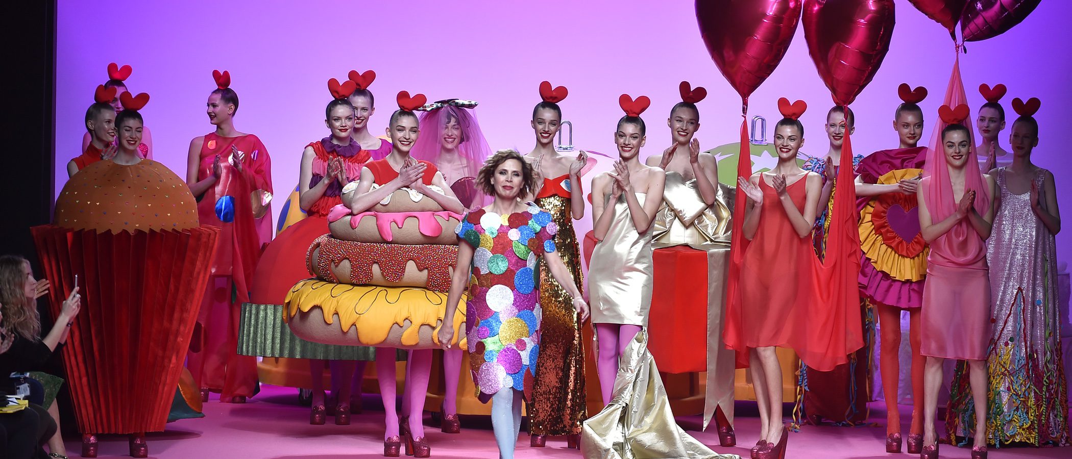 Ágatha Ruiz de la Prada recrea una gran fiesta sobre la pasarela de la Madrid Fashion Week