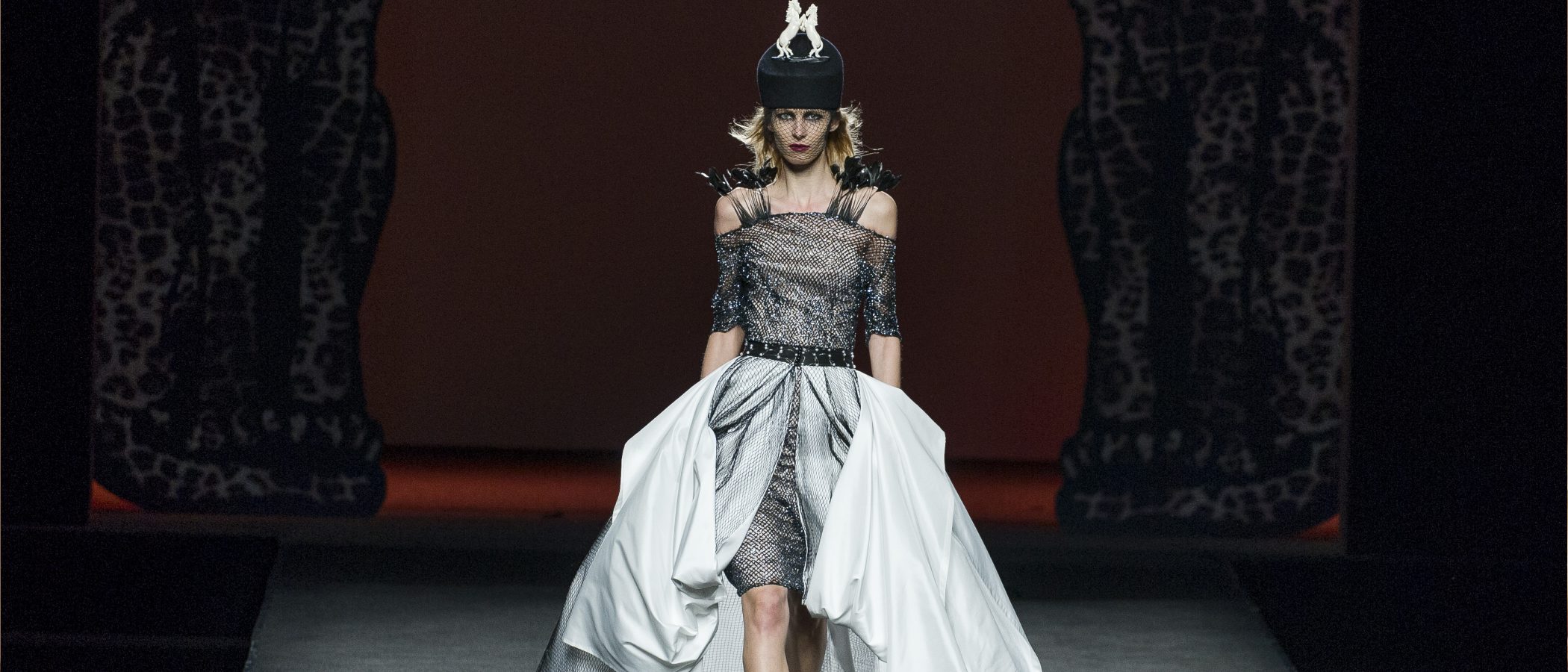 Ion Fiz regala misterio y poder con su colección 'Eccentrica' en la Madrid Fashion Week