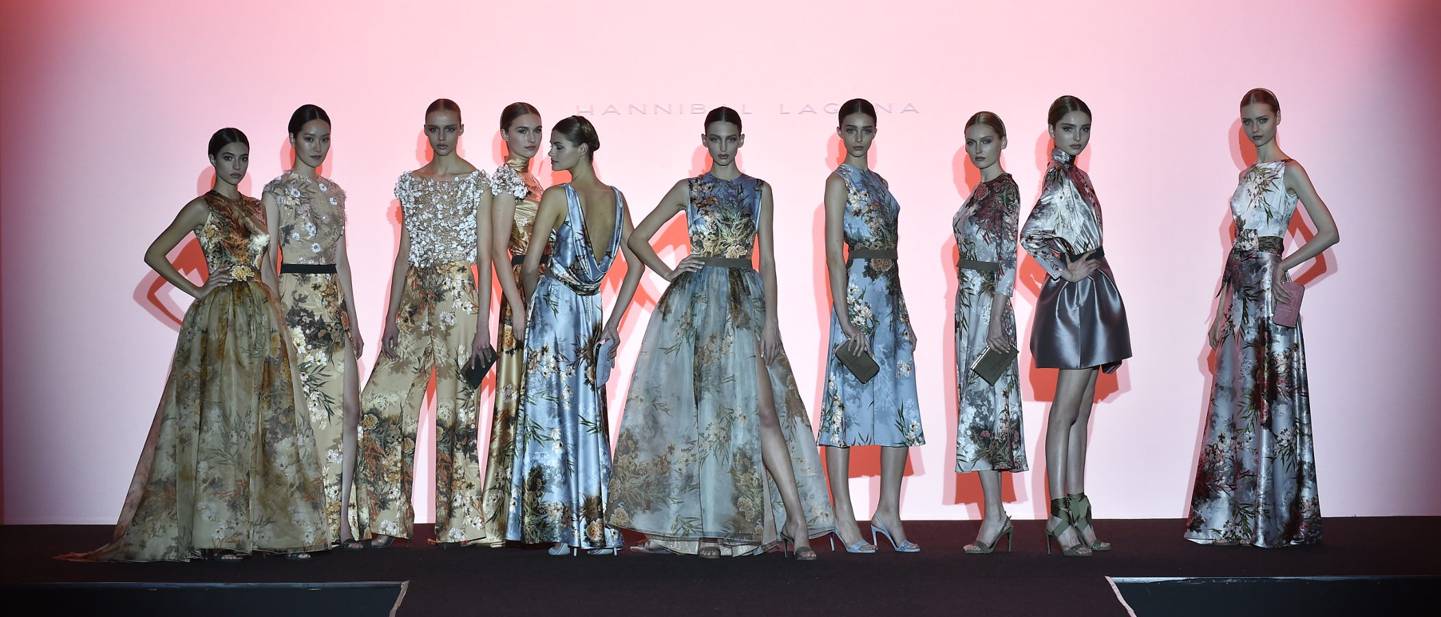 Hannibal Laguna convierte la pasarela en un jardín floral con la colección otoño/invierno 2017/2018 de Madrid Fashion Week