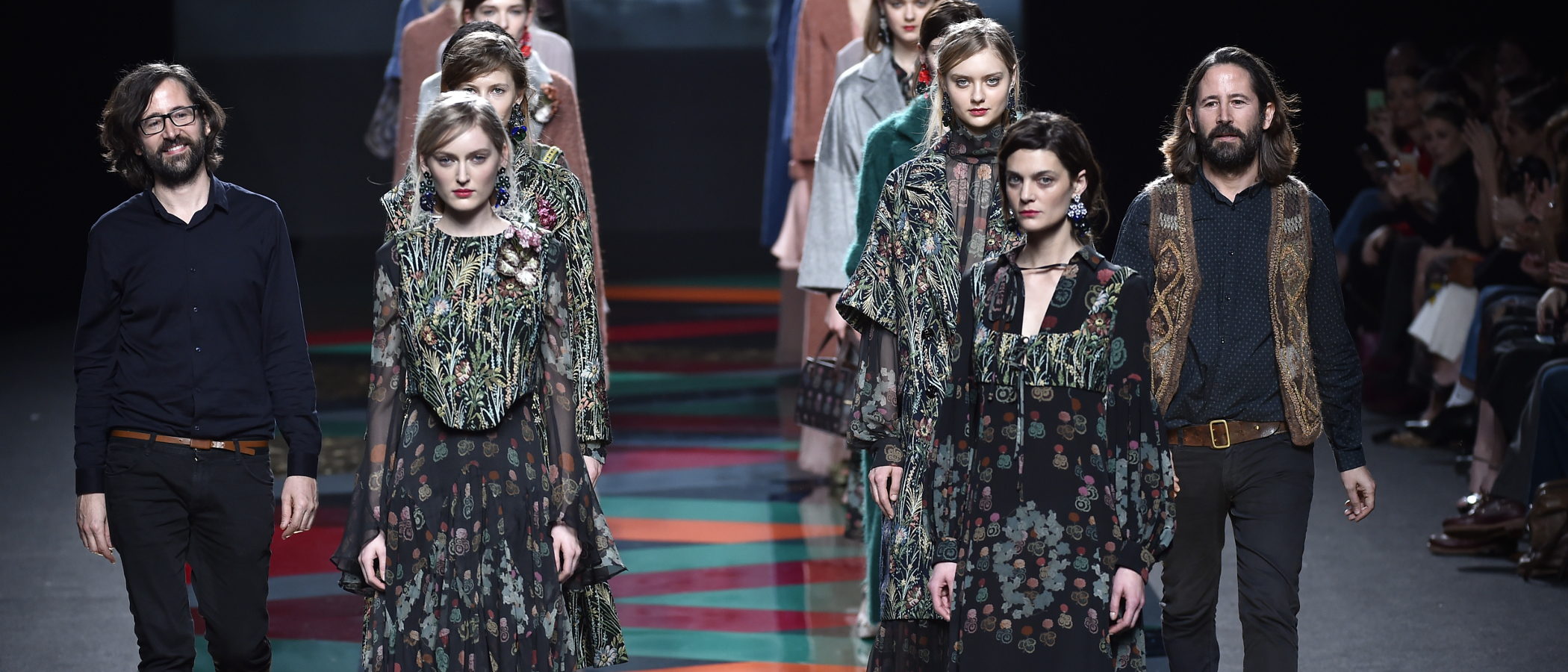 Ailanto recupera el chal en una colección versátil y elegante de otoño/invierno 2017/2018 en Madrid Fashion Week