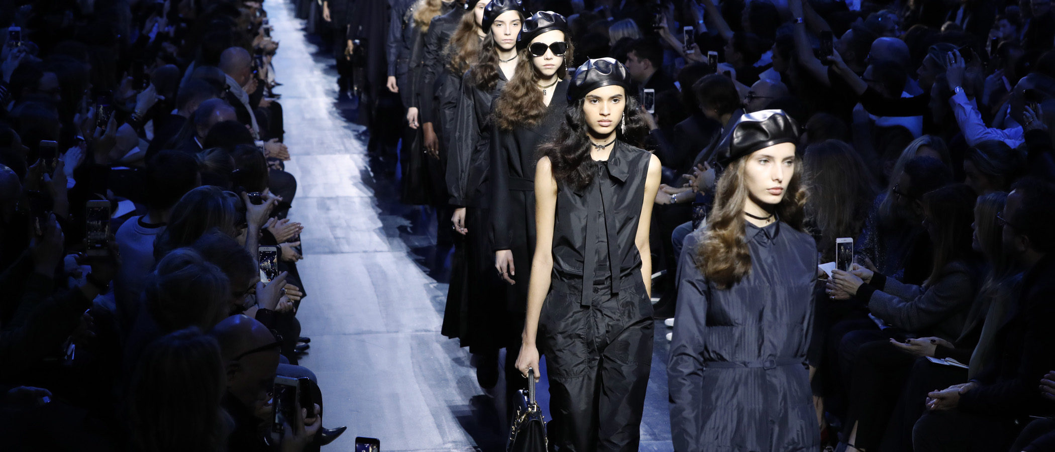Dior enfrenta negro y azul marino en su colección otoño/invierno 2017/2018 para Paris Fashion Week