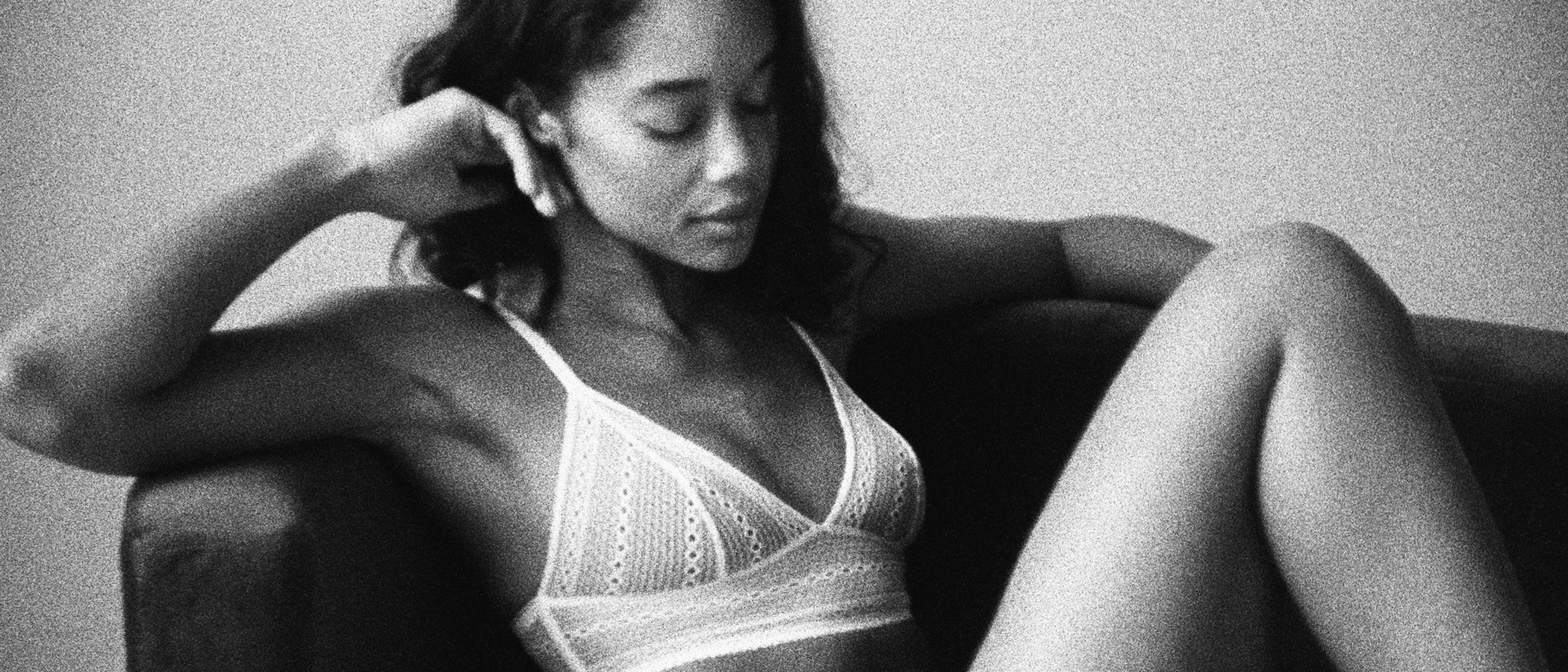 Laura Harrier posa en lencería para Calvin Klein en su nueva colección 'Underwear'