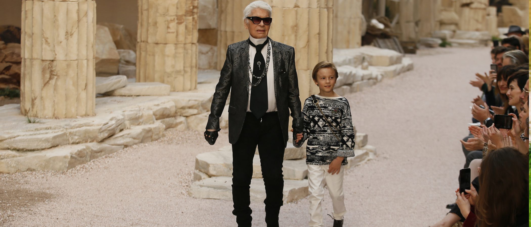 Chanel rinde tributo a las diosas griegas en su desfile Cruise 2018