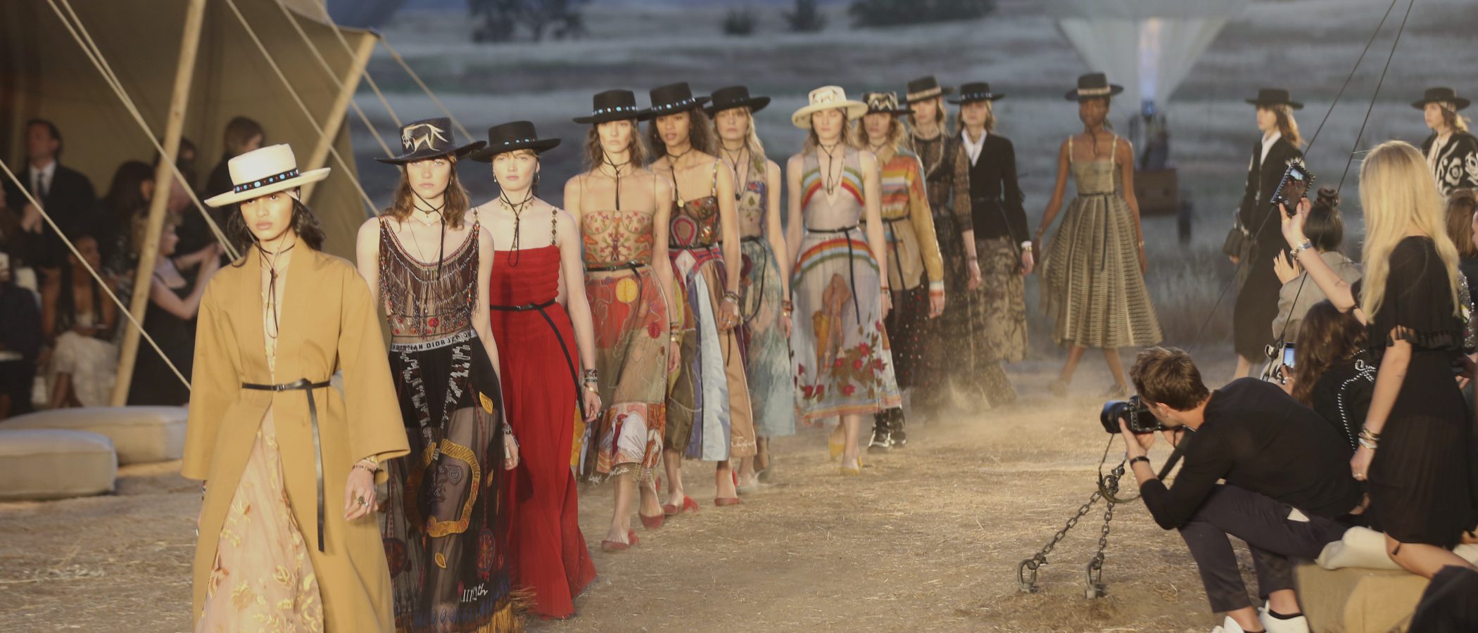 Plumas y flecos: Dior desvaina en el lejano oeste su colección Crucero 2018