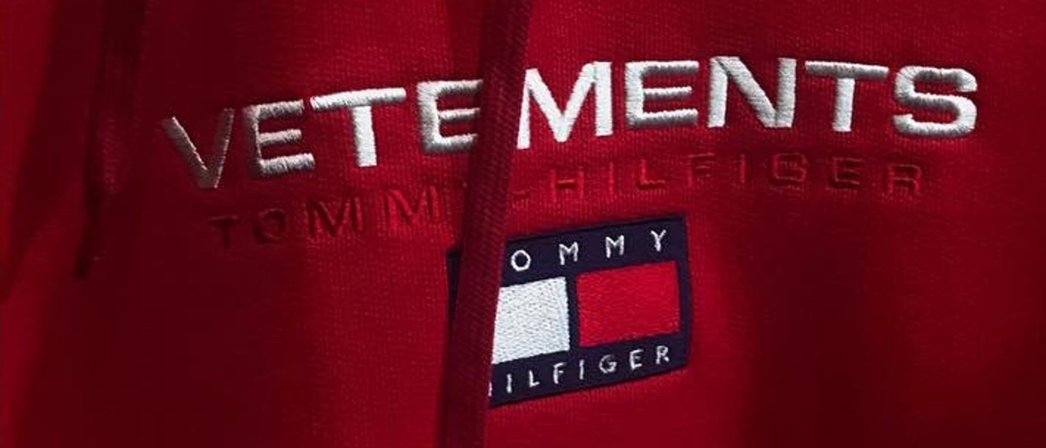 Tommy Hilfiger se ha unido a Vetements para lanzar una colección para la primavera/verano 2018