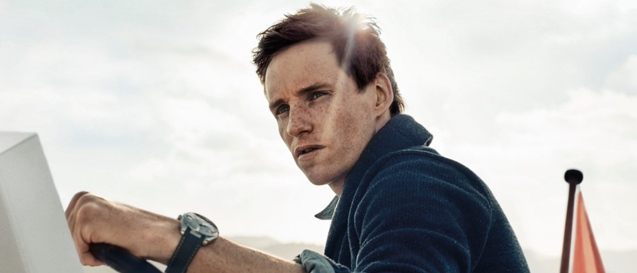 Así es la campaña náutica de Omega protagonizada por Eddie Redmayne y Alessandra Ambrosio