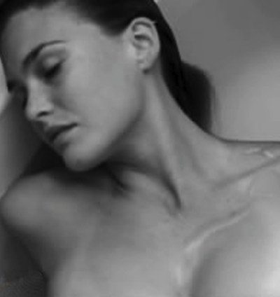 Bar Refaeli se desnuda para promocionar su nueva colección de ropa interior masculina