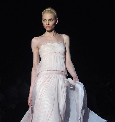 El andrógino Andrej Pejic inaugura el desfile de Rosa Clará en Barcelona
