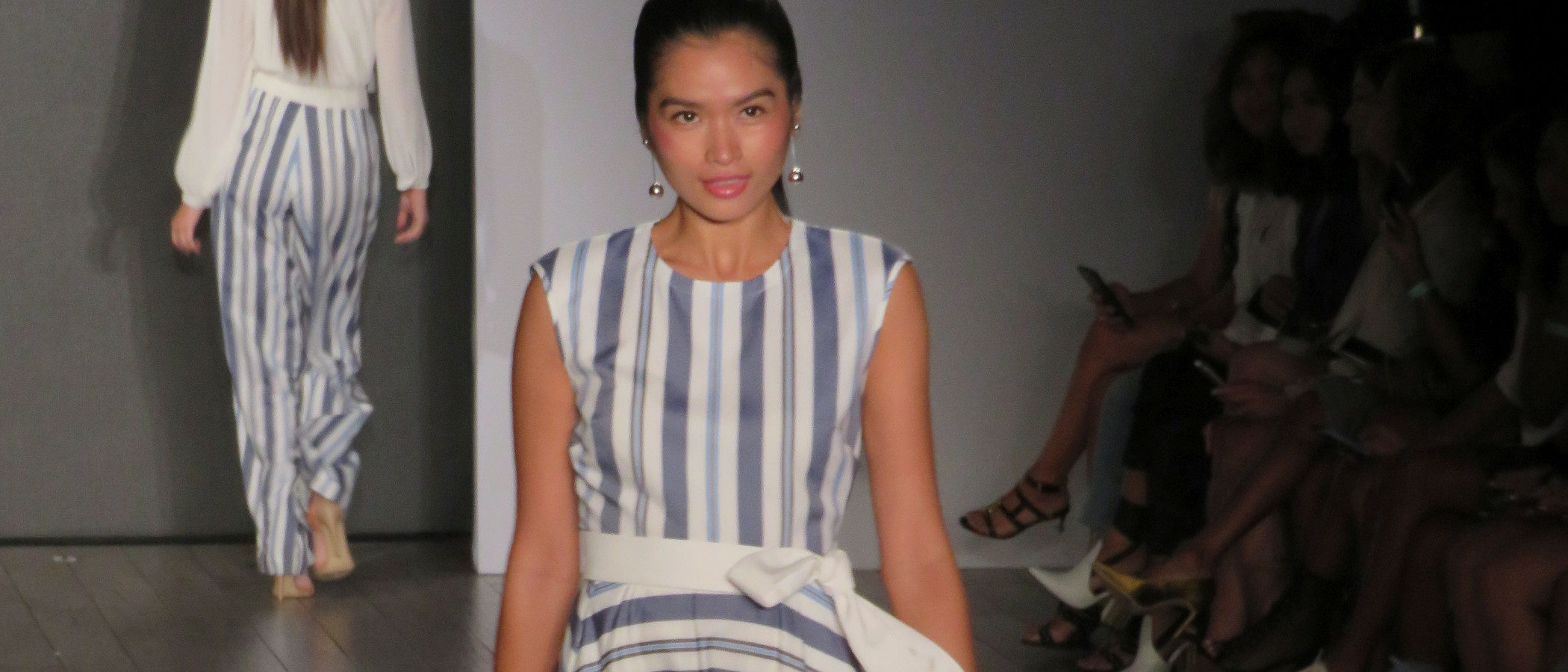Eva Longoria se estrena en Nueva York Fashion Week con una colección primavera/verano 2018 llena de frescura