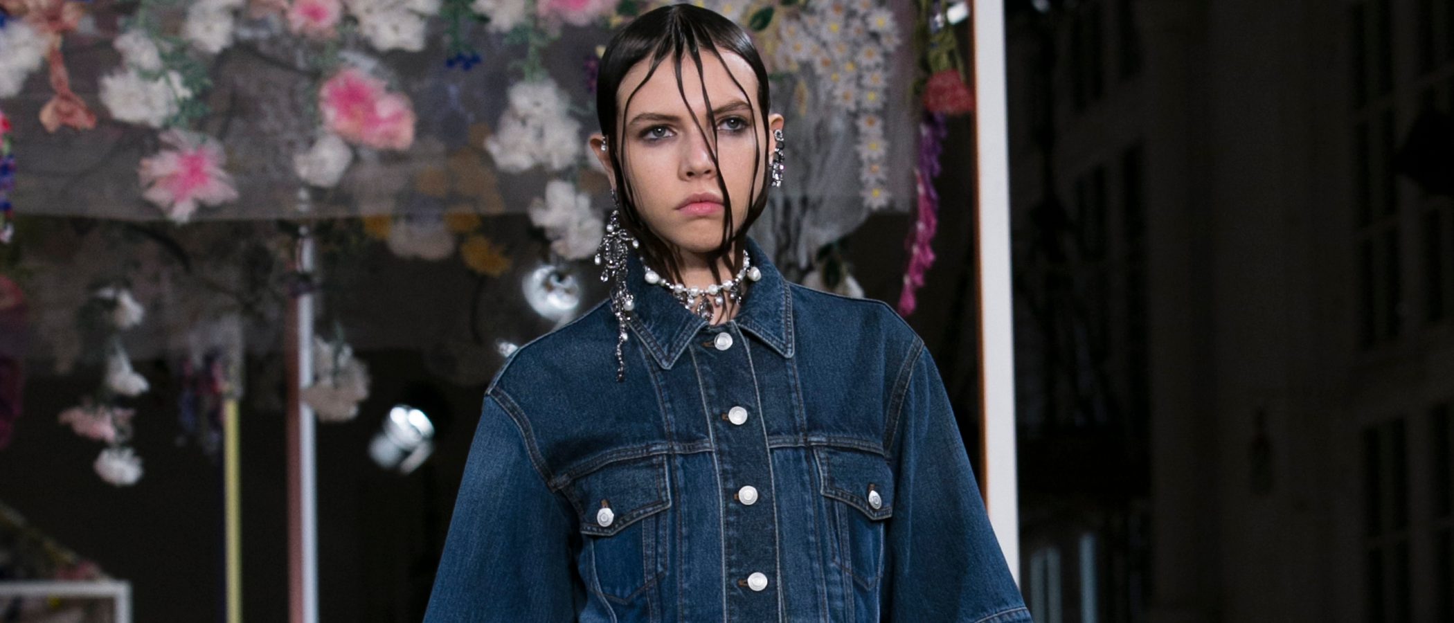 Alexander McQueen celebra la feminidad sobre la pasarela de la París Fashion Week