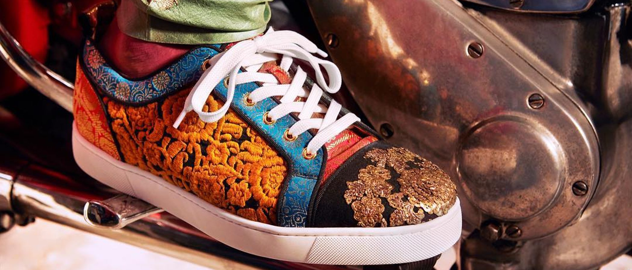 Christian Louboutin viaja a la India con una colección cápsula muy colorida