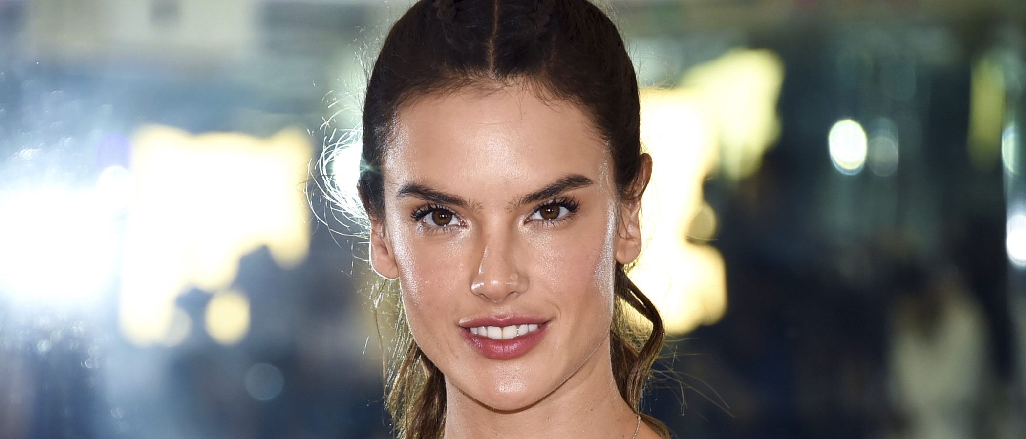 Alessandra Ambrosio promociona la colección deportiva de Victoria's Secret 'Entrena como un ángel'