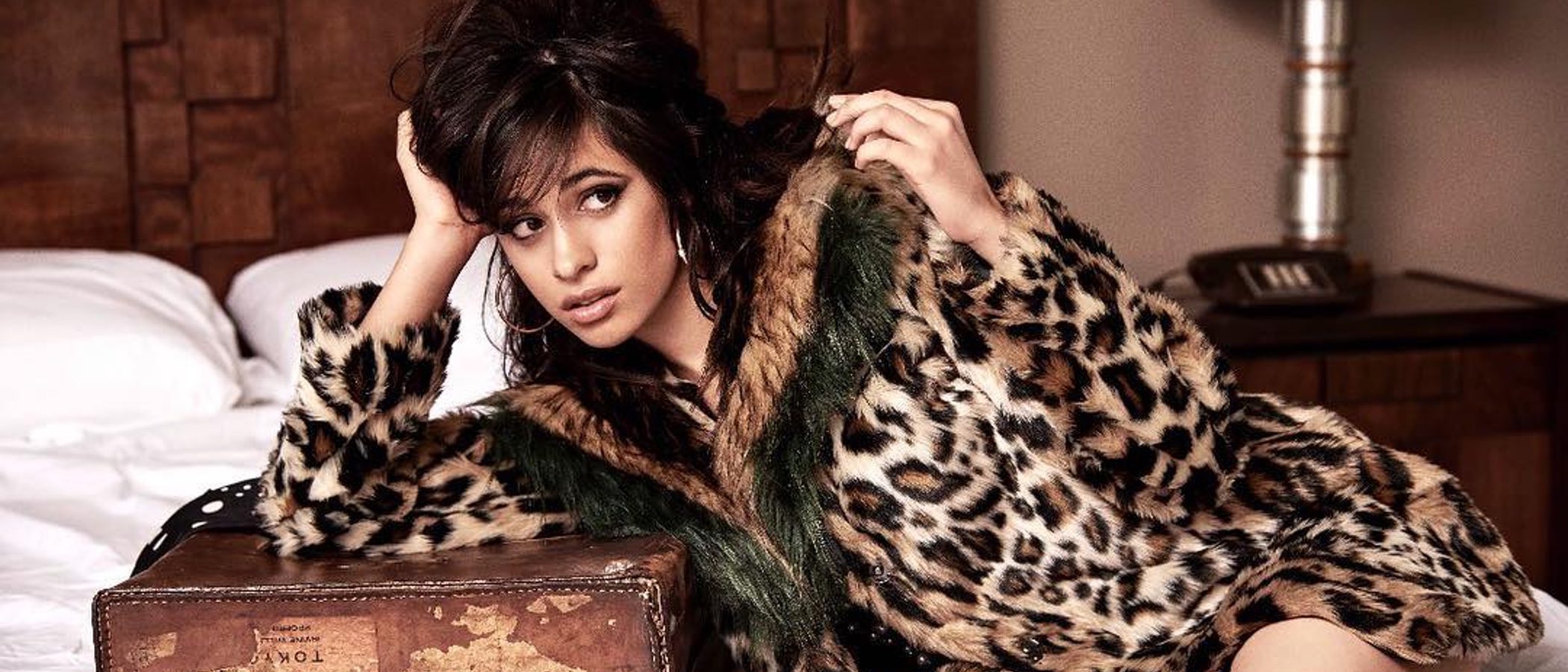 Camila Cabello protagoniza la colección 'Jeans Holiday 2017' de Guess