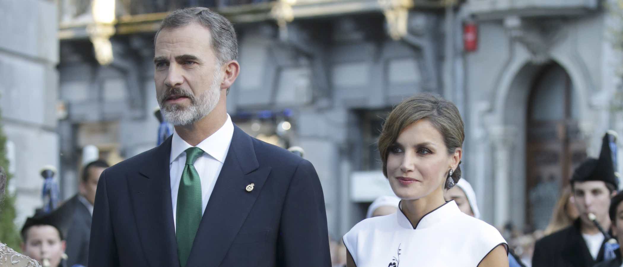 La Reina Letizia conquista los Premios Princesa de Asturias 2017 con un look oriental de Felipe Varela
