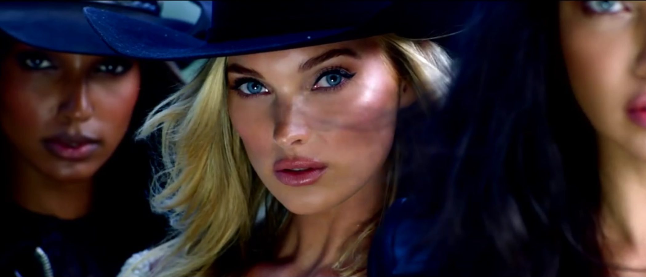 Los ángeles de Victoria's Secret anuncian la Navidad 2017 vestidas de Cowgirl