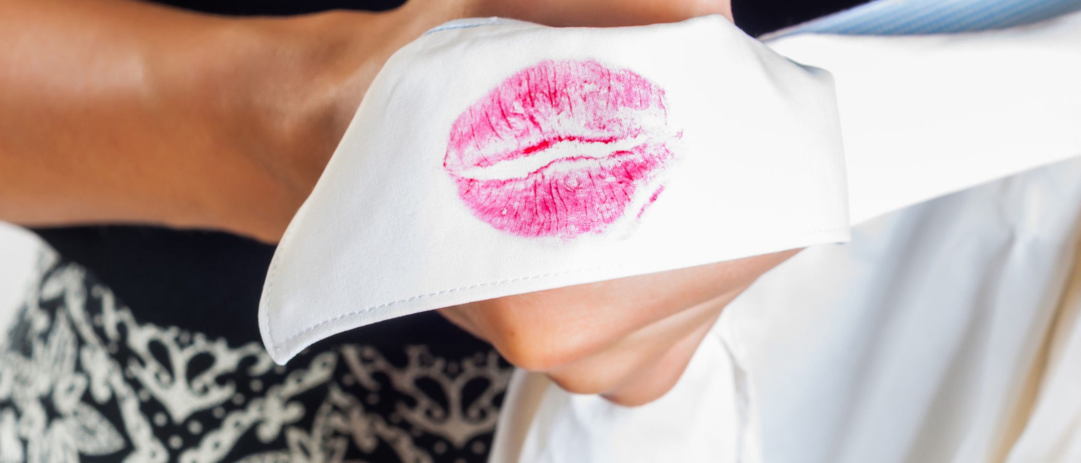 Elimina las manchas de maquillaje con estos trucos y consejos